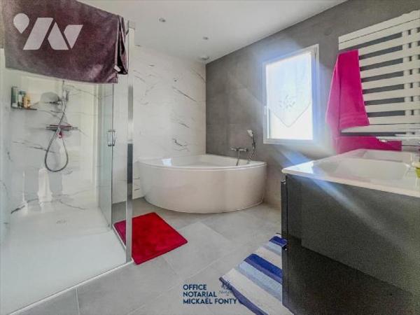 Cette élégante maison d'habitation (2022 - conforme à la réglementation thermique RT 2020) d'un...