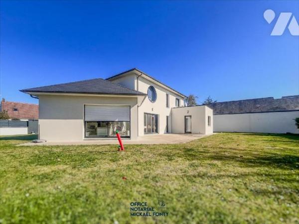 Cette élégante maison d'habitation (2022 - conforme à la réglementation thermique RT 2020) d'un...