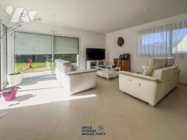 Cette élégante maison d'habitation (2022 - conforme à la réglementation thermique RT 2020) d'un...