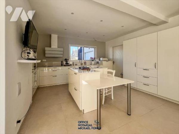 Cette élégante maison d'habitation (2022 - conforme à la réglementation thermique RT 2020) d'un...