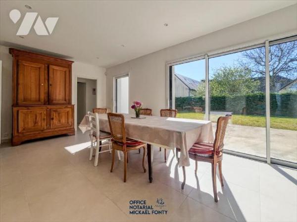 Cette élégante maison d'habitation (2022 - conforme à la réglementation thermique RT 2020) d'un...