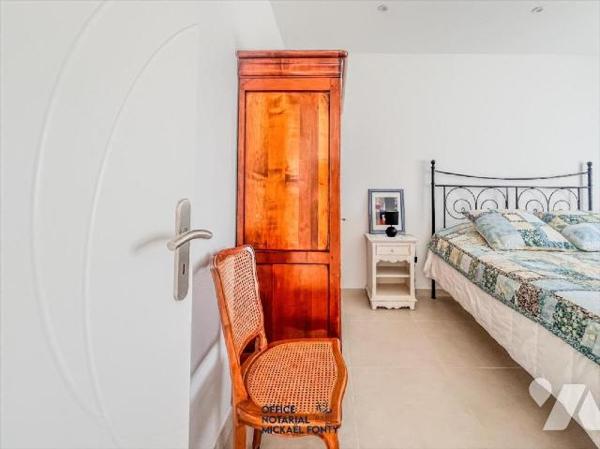 Cette élégante maison d'habitation (2022 - conforme à la réglementation thermique RT 2020) d'un...