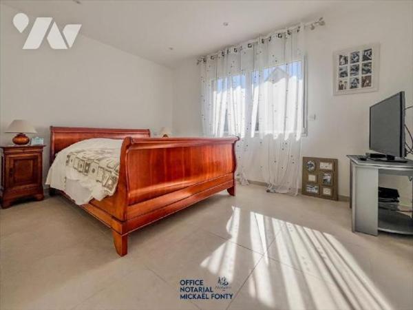 Cette élégante maison d'habitation (2022 - conforme à la réglementation thermique RT 2020) d'un...