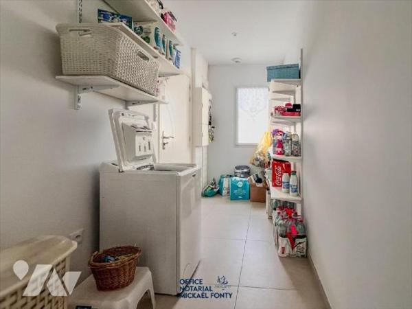 Cette élégante maison d'habitation (2022 - conforme à la réglementation thermique RT 2020) d'un...