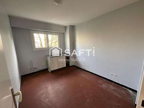 Découvrez cet appartement lumineux avec balcon, veranda et parkings.