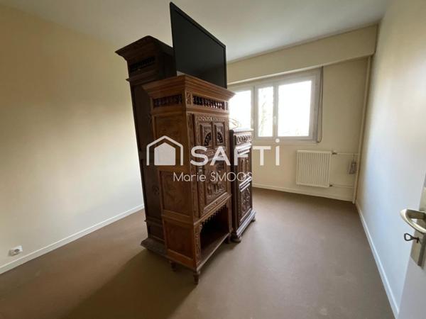 Découvrez cet appartement lumineux avec balcon, veranda et parkings.