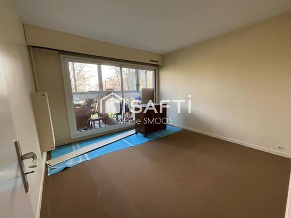 Découvrez cet appartement lumineux avec balcon, veranda et parkings.
