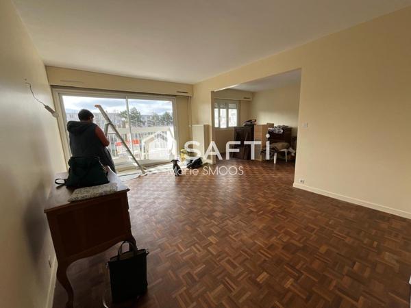Découvrez cet appartement lumineux avec balcon, veranda et parkings.