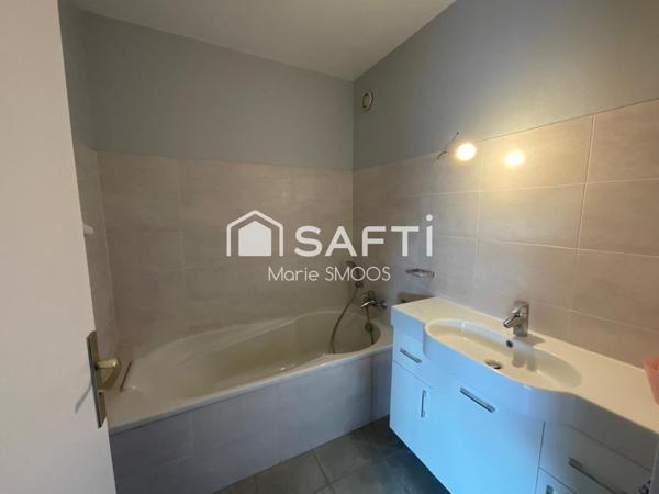 Découvrez cet appartement lumineux avec balcon, veranda et parkings.