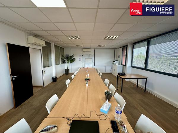 BUREAUX EN DERNIER ÉTAGE AVEC PARKING À LOUER