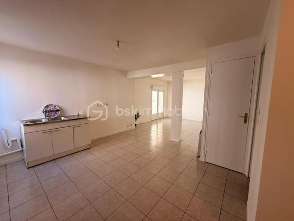 ***NOUVEAU***

A proximité immédiate de la gare et de l'université, venez vite découvrir le charme de cet appartement de 44,95 m² avec une entrée indépendante de la copropriété.

Il se compose d'une entrée, d'une belle pièce de vie lumineuse de 30M2, d'une chambre, d'une salle de douches avec wc.

Vous disposerez également d'une grande terrasse privative bien exposée, pour parfaire votre quotidien.

Les +++
- Entrée indépendante
- Bel agencement
- Volets électriques
- Proche de toutes les commodités et de la future ligne de tramway
- DPE : D

Pour plus de renseignements ou pour le visiter, contactez-moi vite au 0651179485.
BELLE OPPORTUNITE A SAISIR!