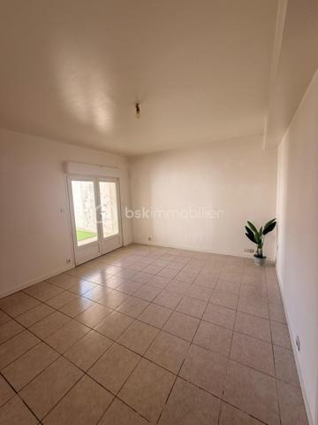 ***NOUVEAU***

A proximité immédiate de la gare et de l'université, venez vite découvrir le charme de cet appartement de 44,95 m² avec une entrée indépendante de la copropriété.

Il se compose d'une entrée, d'une belle pièce de vie lumineuse de 30M2, d'une chambre, d'une salle de douches avec wc.

Vous disposerez également d'une grande terrasse privative bien exposée, pour parfaire votre quotidien.

Les +++
- Entrée indépendante
- Bel agencement
- Volets électriques
- Proche de toutes les commodités et de la future ligne de tramway
- DPE : D

Pour plus de renseignements ou pour le visiter, contactez-moi vite au 0651179485.
BELLE OPPORTUNITE A SAISIR!