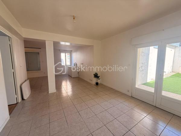 ***NOUVEAU***

A proximité immédiate de la gare et de l'université, venez vite découvrir le charme de cet appartement de 44,95 m² avec une entrée indépendante de la copropriété.

Il se compose d'une entrée, d'une belle pièce de vie lumineuse de 30M2, d'une chambre, d'une salle de douches avec wc.

Vous disposerez également d'une grande terrasse privative bien exposée, pour parfaire votre quotidien.

Les +++
- Entrée indépendante
- Bel agencement
- Volets électriques
- Proche de toutes les commodités et de la future ligne de tramway
- DPE : D

Pour plus de renseignements ou pour le visiter, contactez-moi vite au 0651179485.
BELLE OPPORTUNITE A SAISIR!