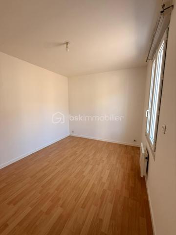 ***NOUVEAU***

A proximité immédiate de la gare et de l'université, venez vite découvrir le charme de cet appartement de 44,95 m² avec une entrée indépendante de la copropriété.

Il se compose d'une entrée, d'une belle pièce de vie lumineuse de 30M2, d'une chambre, d'une salle de douches avec wc.

Vous disposerez également d'une grande terrasse privative bien exposée, pour parfaire votre quotidien.

Les +++
- Entrée indépendante
- Bel agencement
- Volets électriques
- Proche de toutes les commodités et de la future ligne de tramway
- DPE : D

Pour plus de renseignements ou pour le visiter, contactez-moi vite au 0651179485.
BELLE OPPORTUNITE A SAISIR!