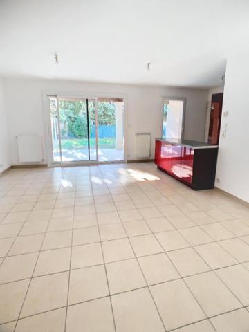 VILLA AVEC JARDIN CLOS - GARAGE - TERRASSE