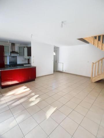 VILLA AVEC JARDIN CLOS - GARAGE - TERRASSE