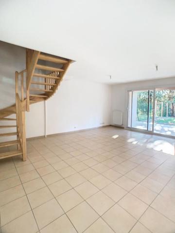 VILLA AVEC JARDIN CLOS - GARAGE - TERRASSE