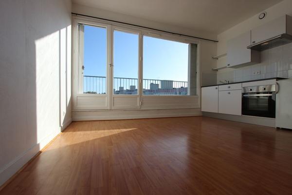 PROCHE CENTRE, UN APPARTEMENT ATTIQUE AVEC SA GRANDE TERRASSE, SA CAVE & SON PARKING. - A QUIMPER Quimper PROCHE CENTRE