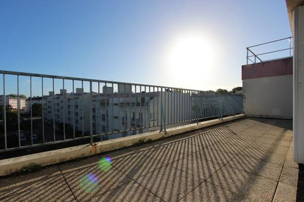 PROCHE CENTRE, UN APPARTEMENT ATTIQUE AVEC SA GRANDE TERRASSE, SA CAVE & SON PARKING. - A QUIMPER Quimper PROCHE CENTRE