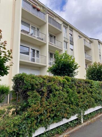 A vendre Angers les Banchais, appartement type 2, une chambre, cuisine aménagée équipée, cave plus place de parking privative. A deux minutes de la ligne B du tramway arrêt deux-croix. et à proximité de la ligne de bus numéro 7.