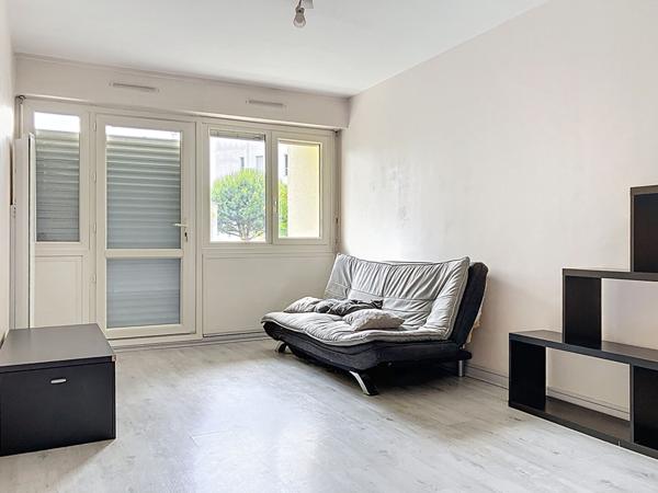 A vendre Angers les Banchais, appartement type 2, une chambre, cuisine aménagée équipée, cave plus place de parking privative. A deux minutes de la ligne B du tramway arrêt deux-croix. et à proximité de la ligne de bus numéro 7.