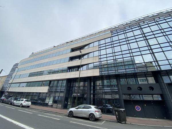 Bureaux entièrement rénovés, avec parkings dans un quartier animé