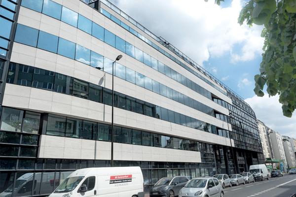 Bureaux entièrement rénovés, avec parkings dans un quartier animé
