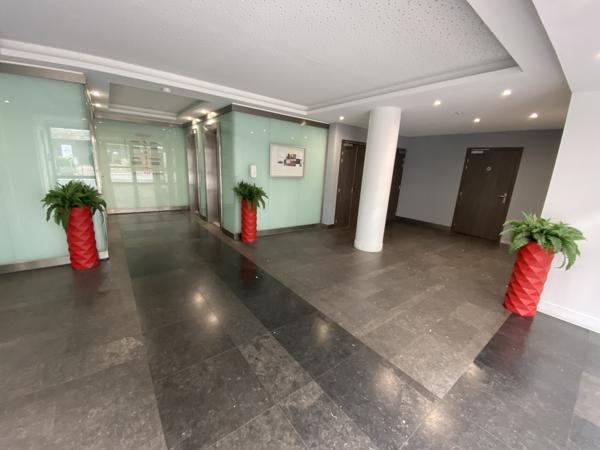 Bureaux entièrement rénovés, avec parkings dans un quartier animé