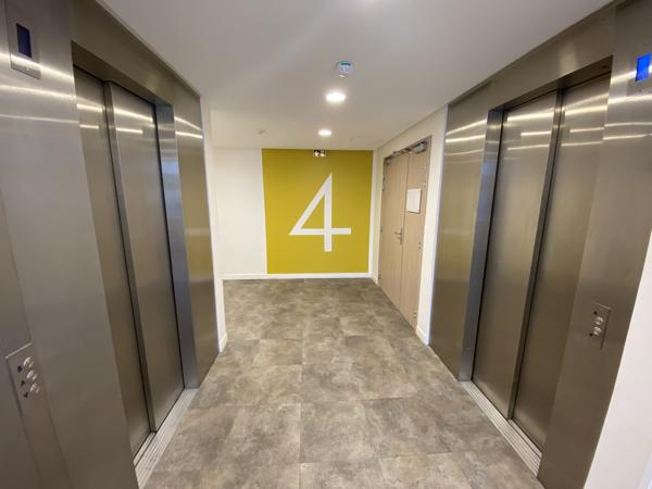 Bureaux entièrement rénovés, avec parkings dans un quartier animé