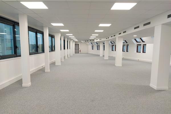 Bureaux entièrement rénovés, avec parkings dans un quartier animé