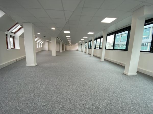 Bureaux entièrement rénovés, avec parkings dans un quartier animé