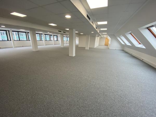 Bureaux entièrement rénovés, avec parkings dans un quartier animé