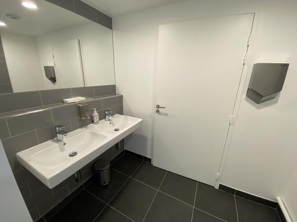 Bureaux entièrement rénovés, avec parkings dans un quartier animé