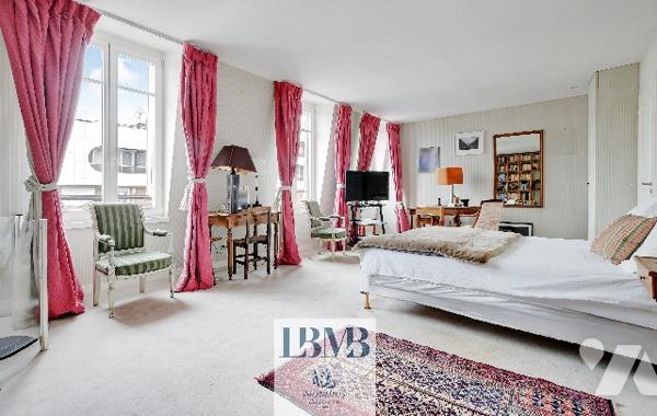 Paris 16e Passy - Duplex 5e et 6e étage avec balcon. 151.4m² carrez. 3 chambres, 3 salles d'eau.