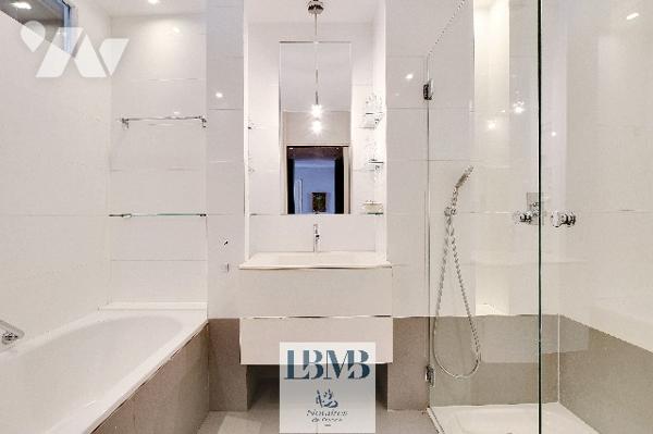 Paris 16e Passy - Duplex 5e et 6e étage avec balcon. 151.4m² carrez. 3 chambres, 3 salles d'eau.