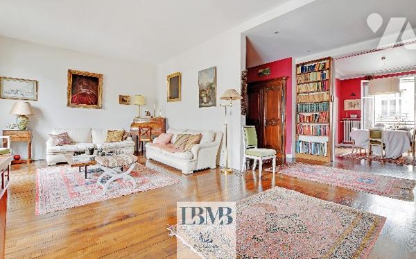 Paris 16e Passy - Duplex 5e et 6e étage avec balcon. 151.4m² carrez. 3 chambres, 3 salles d'eau.