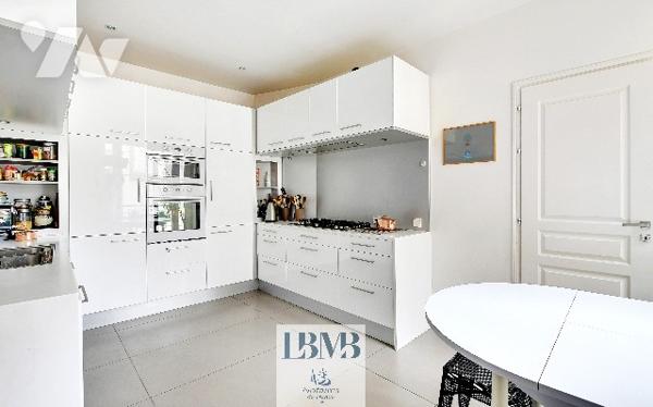 Paris 16e Passy - Duplex 5e et 6e étage avec balcon. 151.4m² carrez. 3 chambres, 3 salles d'eau.