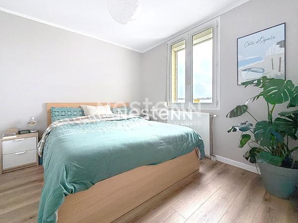 Appartement Guyancourt en dernier étage, Gare à Pieds 4 pièce(s) 84M², Terrasse, box. Excellent état