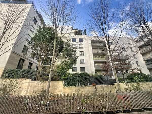 Appartement Issy Les Moulineaux 3 pièce(s) 59m2 tramway T2 3 minutes à pied, calme avec balcon