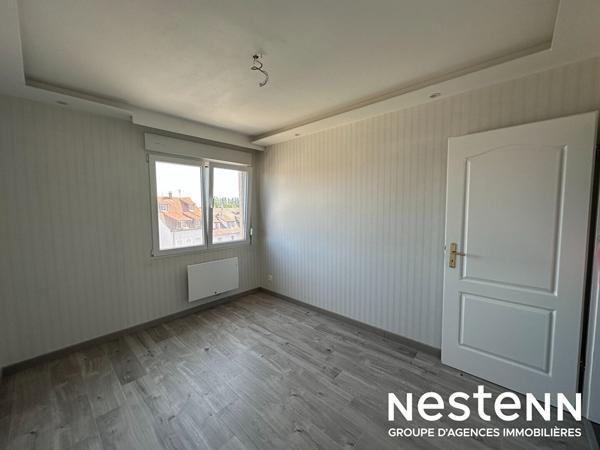 Appartement 3 pièces entièrement rénové avec balcon, cuisine équipée et grand séjour lumineux à Bischwiller