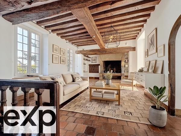 Maison de caractère – 189 m² – 5 chambres – Terrain de 838 m²  face à la majestueuse collégiale, cette demeure de caractère offre une vue à couper le souffle.