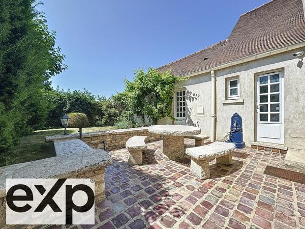 Maison de caractère – 189 m² – 5 chambres – Terrain de 838 m²  face à la majestueuse collégiale, cette demeure de caractère offre une vue à couper le souffle.