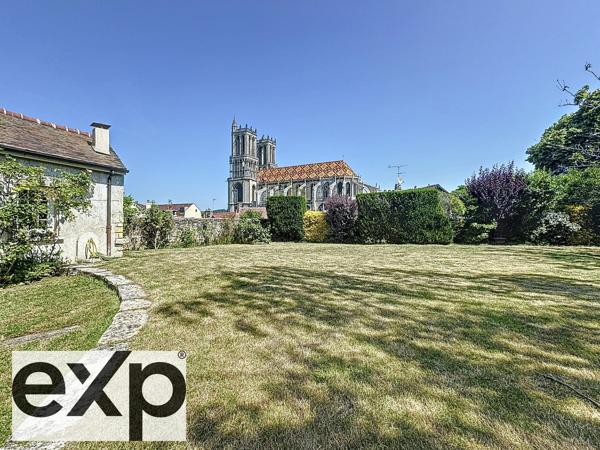 Maison de caractère – 189 m² – 5 chambres – Terrain de 838 m²  face à la majestueuse collégiale, cette demeure de caractère offre une vue à couper le souffle.