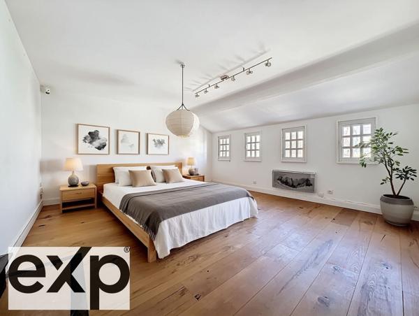 Maison de caractère – 189 m² – 5 chambres – Terrain de 838 m²  face à la majestueuse collégiale, cette demeure de caractère offre une vue à couper le souffle.