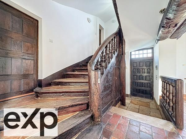 Maison de caractère – 189 m² – 5 chambres – Terrain de 838 m²  face à la majestueuse collégiale, cette demeure de caractère offre une vue à couper le souffle.