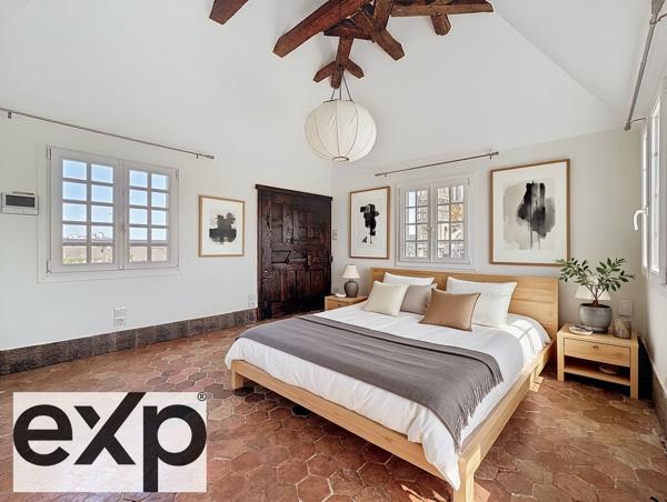 Maison de caractère – 189 m² – 5 chambres – Terrain de 838 m²  face à la majestueuse collégiale, cette demeure de caractère offre une vue à couper le souffle.