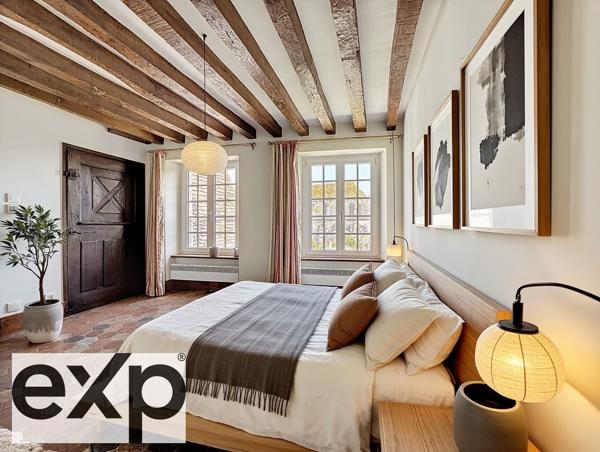 Maison de caractère – 189 m² – 5 chambres – Terrain de 838 m²  face à la majestueuse collégiale, cette demeure de caractère offre une vue à couper le souffle.