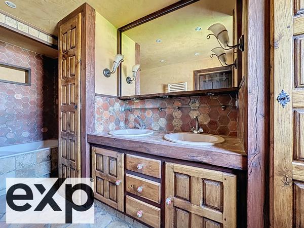 Maison de caractère – 189 m² – 5 chambres – Terrain de 838 m²  face à la majestueuse collégiale, cette demeure de caractère offre une vue à couper le souffle.