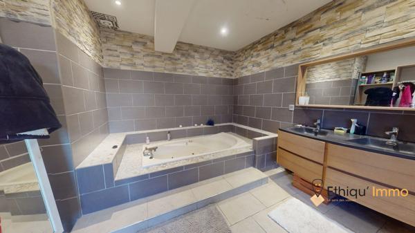 Maison de caractère de 200m2 sur 2700m2 de terrain avec dépendances