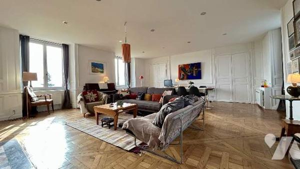 BEL APPARTEMENT VUE SUR RIVIERE